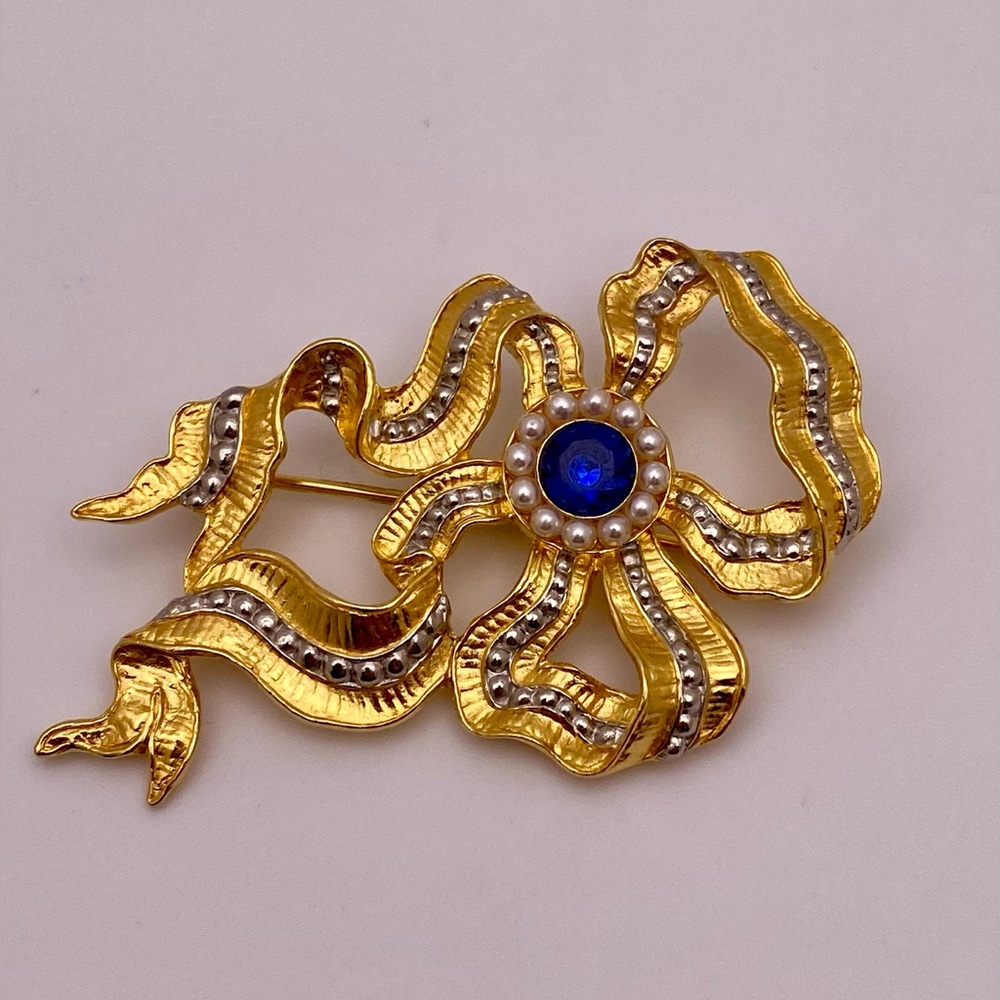 Vintage MMA Metropolitan Museum Of Arts Swirled Ribbon gold tone pin brooch